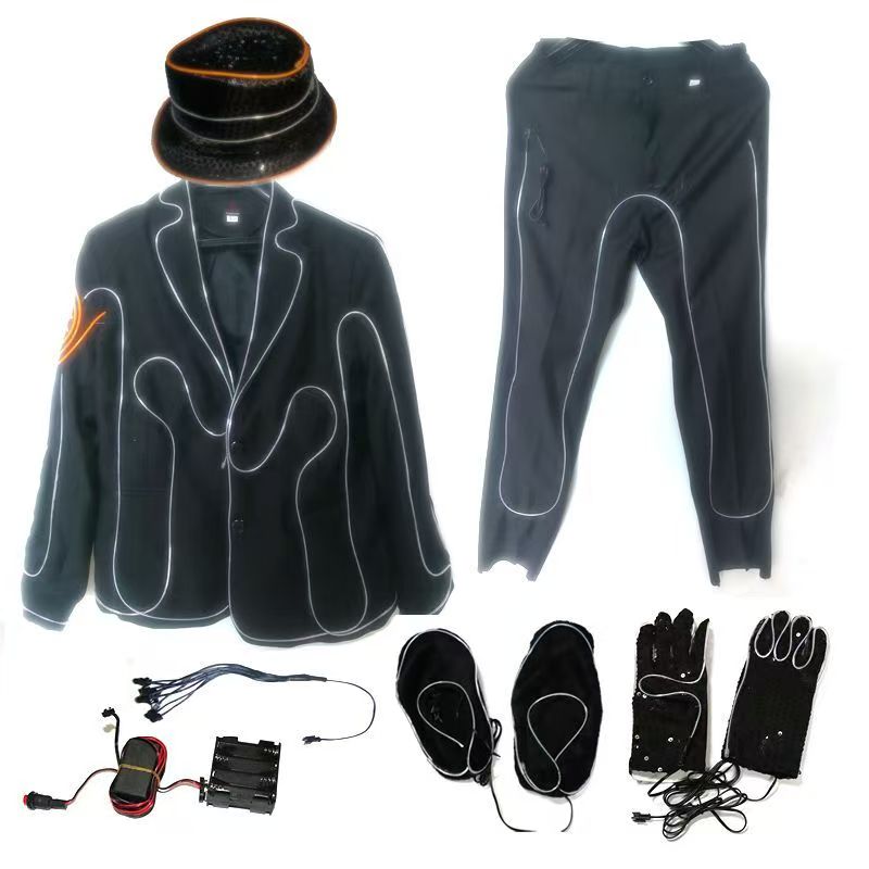 El conjunto incluye ropa