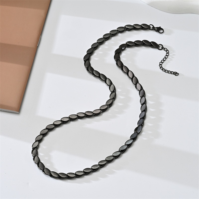 Collier marquise noir de 6 mm de large.