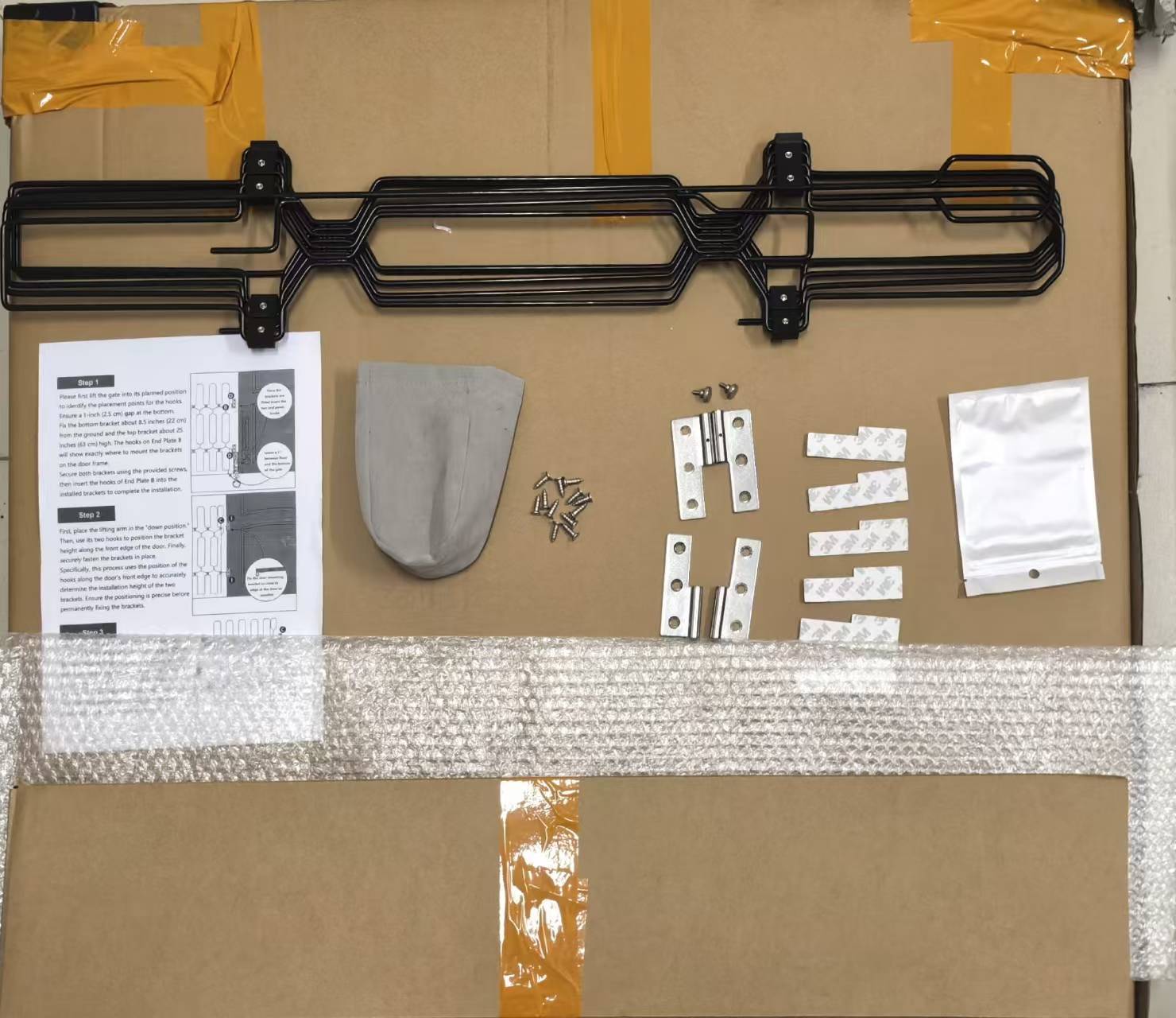 90 cm de large et 78 cm de haut (pas besoin de percer)