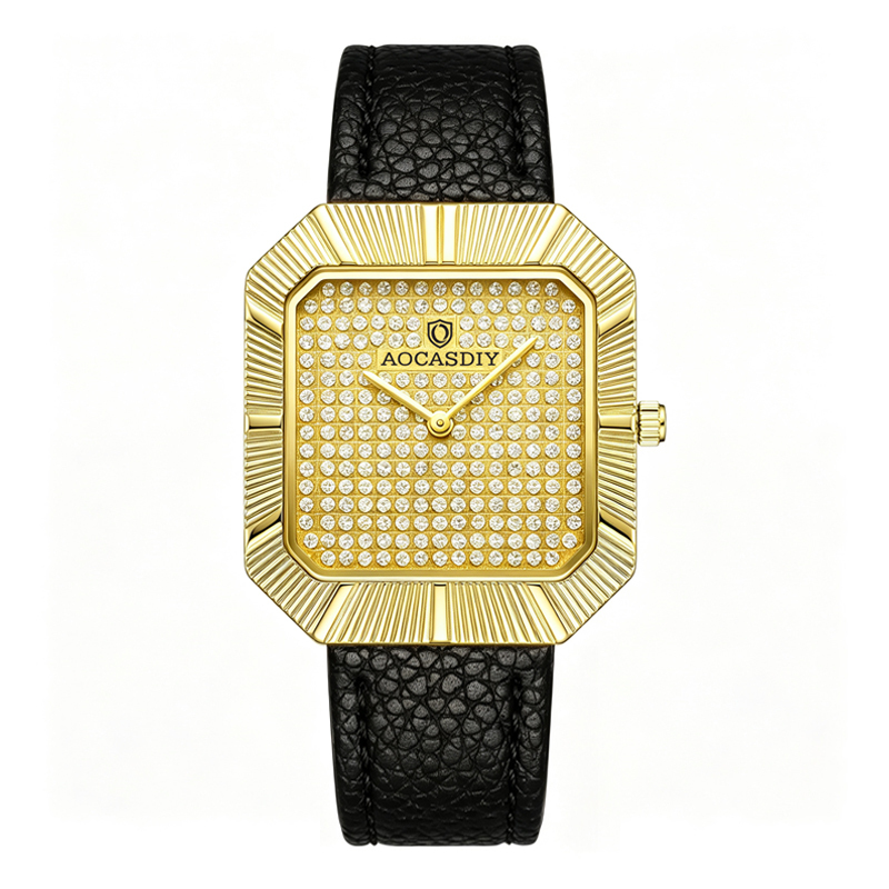 Boîtier doré, bracelet noir.