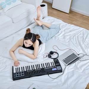 Worrde PANDA49便携式49键USB MIDI键盘控制器8 RGB彩色背光垫，带USB电缆 - Product Image 3