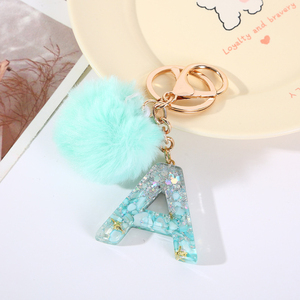 Lagün mavi reçine anahtarlık 26 özel alfabe Charms ile Faux kürk Pom Pom DIY çanta uğuru & araba anahtarı aksesuar gemi hazır - Product Image 4