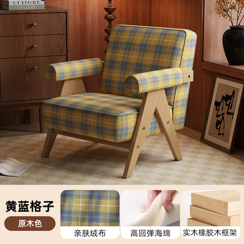 plaid in velluto giallo e blu delicato sulla pelle+gambe in legno naturale