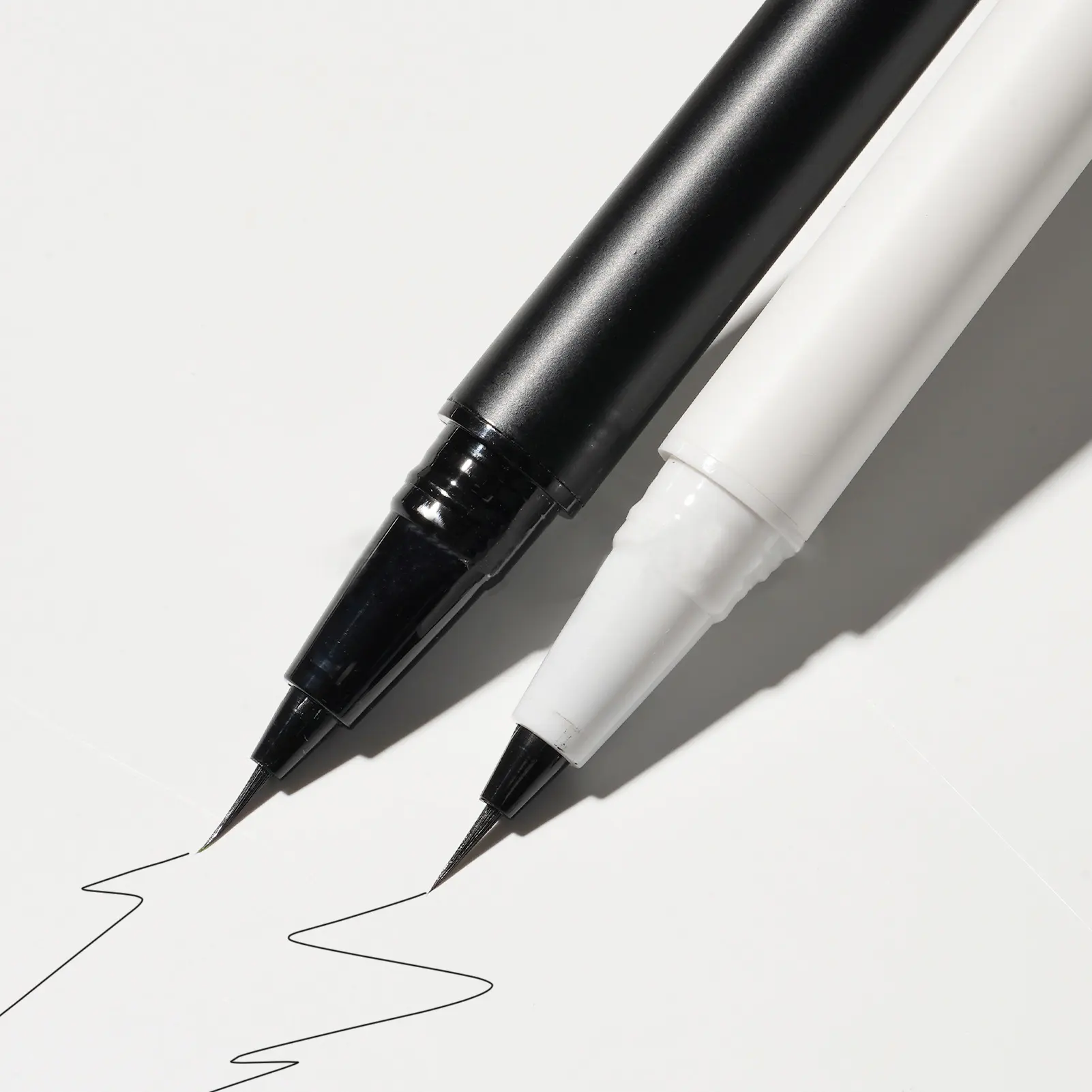 ผู้ผลิตปากกาสีคิ้ว อายไลเนอร์เหลว ดินสอเขียนคิ้ว กันน้ํา แปรงละเอียด 1 มม. Microblading ปากกาสัก 3 มิติ ปากกาสีคิ้วละเอียด