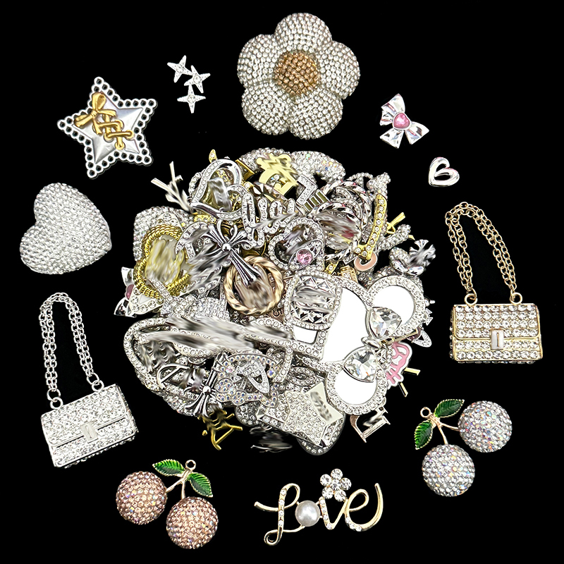 100 pezzi di ciondoli di lusso misti argento-oro (20L+50M+30S)