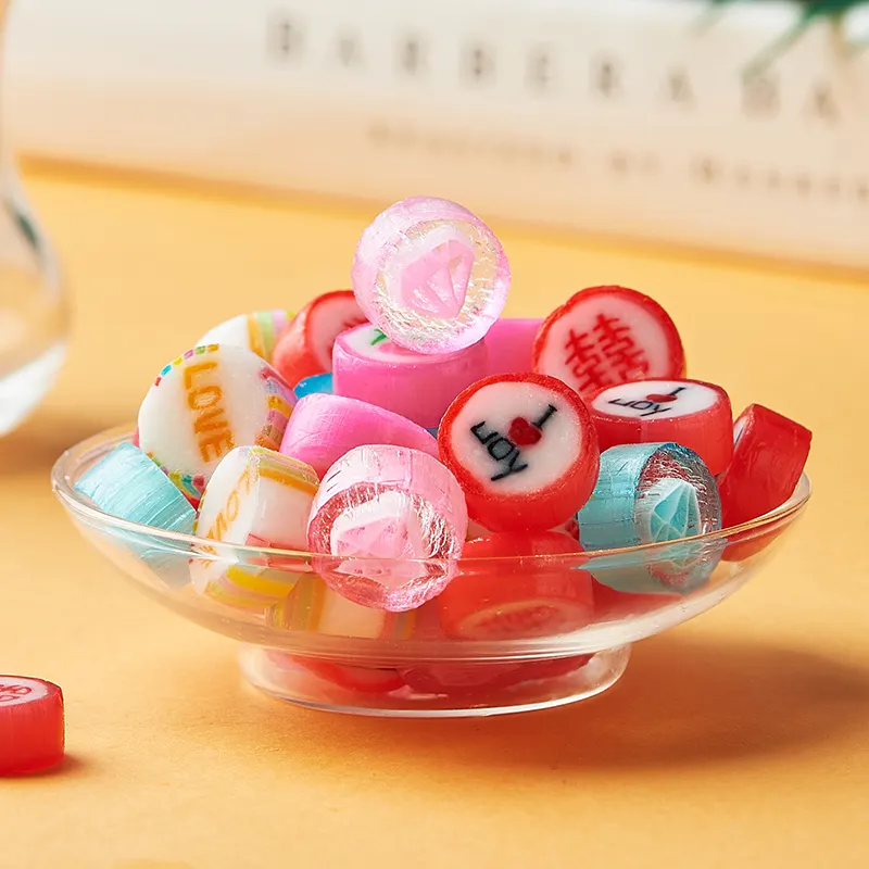 バレンタインデーのキャンディーとI love youの文字付きのお菓子のための素敵なパターンカットのロックキャンディー