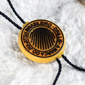 Etiqueta de plástico con logotipo de marca en relieve personalizado, sello oscilante para ropa con cuerda de nailon, nuevo diseño - Product Image 1