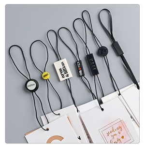 Hangtag String Plastic Name Logo Seal Tag Etiquetas de cuerda de poliéster Etiquetas colgantes Cuerda en relieve Etiqueta de plástico negro - Product Image 1