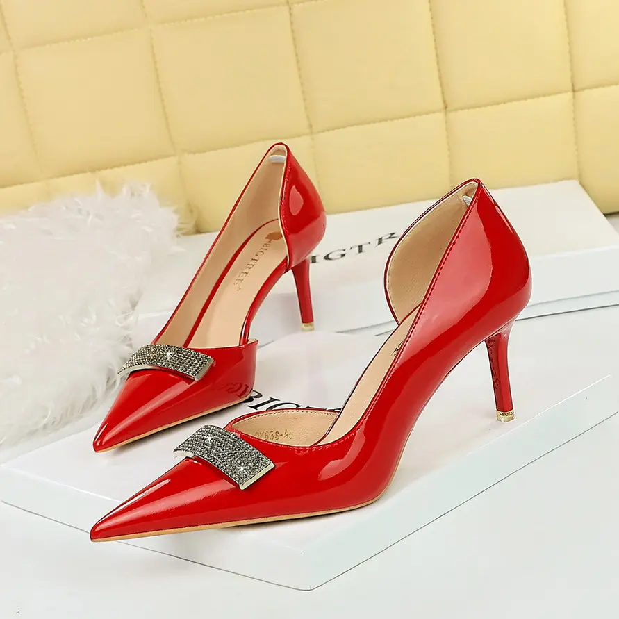 Nuevos zapatos de tacón de aguja para Mujer, zapatos de Mujer con decoración de diamantes de imitación de Metal Simple, zapatos de tacón alto con agujeros laterales de charol, zapatos de oficina para Mujer