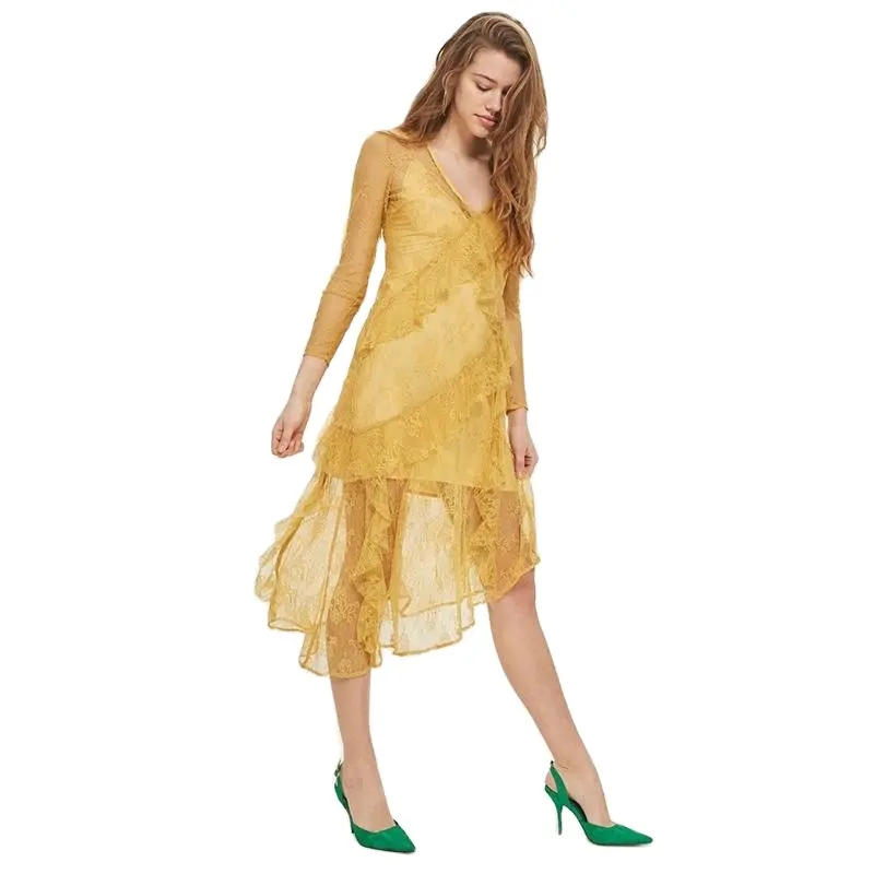 Chica India sexy en vestido de Encaje amarillo transparente