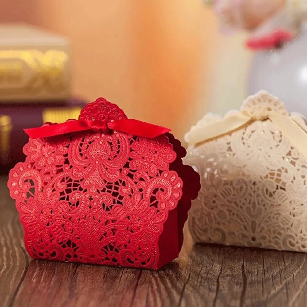 กล่องของขวัญงานแต่งงานสีแดงงานแฮนด์เมดตัดด้วยเลเซอร์หรูหรากล่องของขวัญแกะสลักแบบสั่งทำ