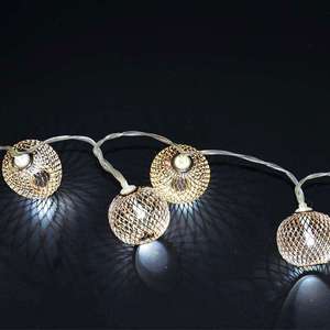 Le luci della decorazione di natale dell'interno scavano le luci della stringa della palla del LED di forma della lanterna dorata del ferro battuto