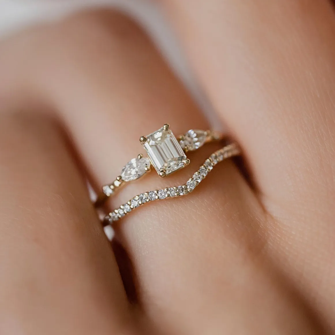Gioielli personalizzati anelli da donna alla moda taglio smeraldo cristallo placcato oro zirconi cubici donne promessa matrimonio anello in argento Sterling 925