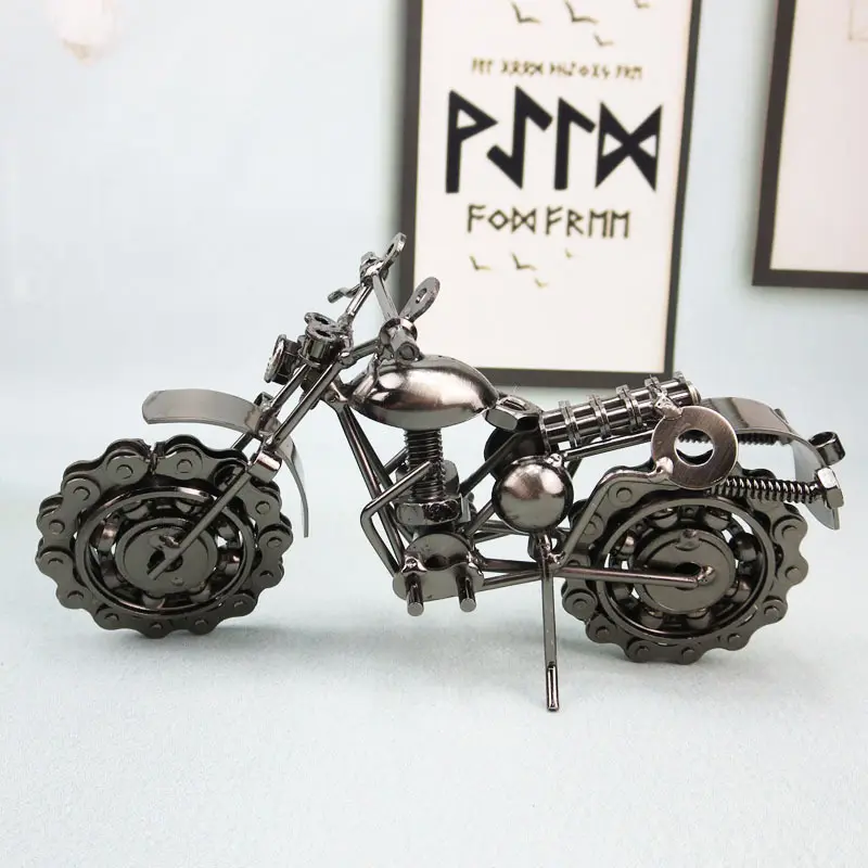 Ornements en fer vintage Artefacts en métal Décoration intérieure antique Modèle de moto