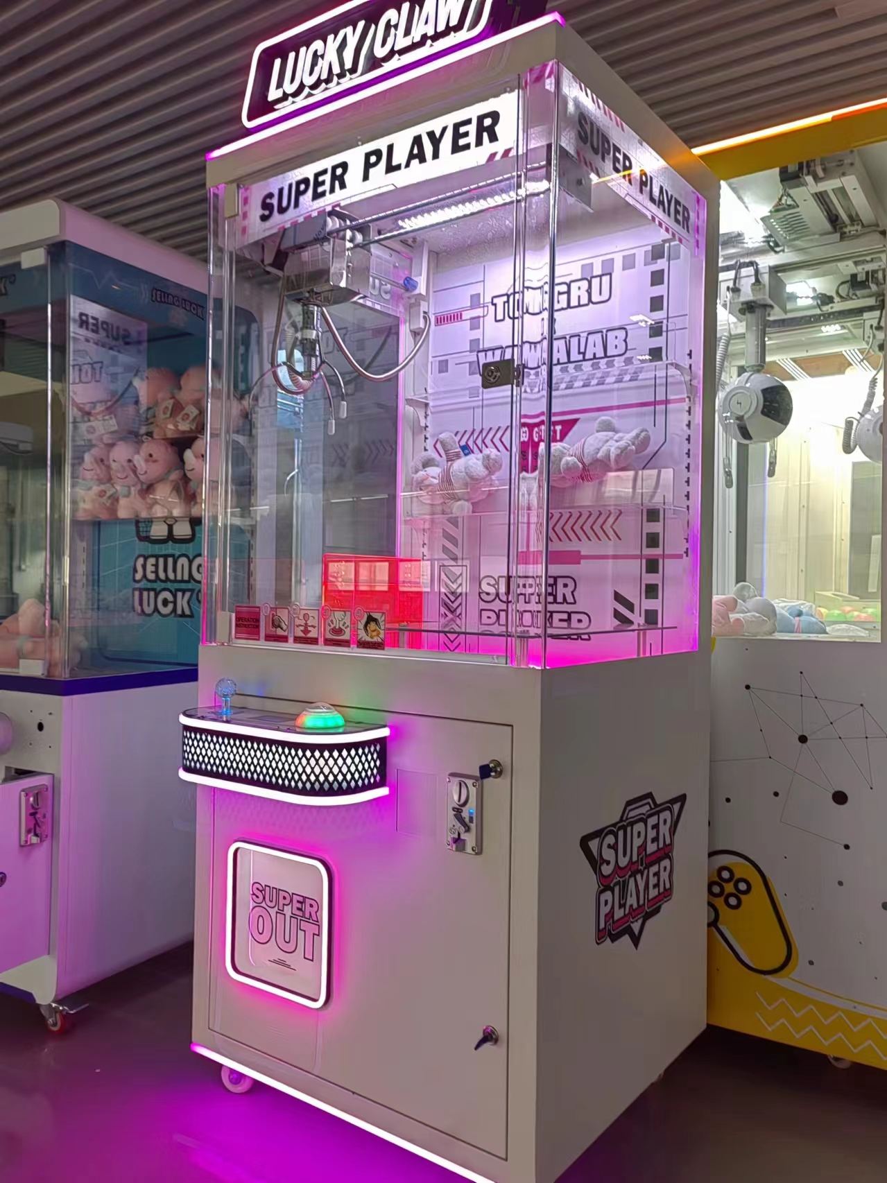 Pink claw machine