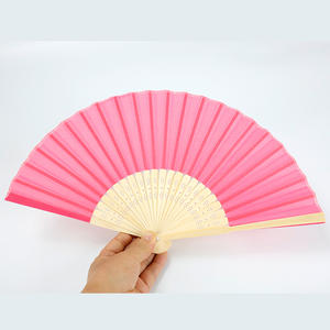 带有模型图案的手扇时尚优雅 - Product Image 3
