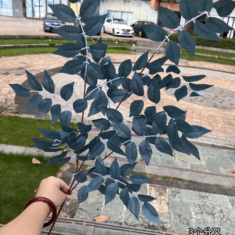 Bleu Poussiéreux, bleu profond dédié aux feuilles à 3 fourches.