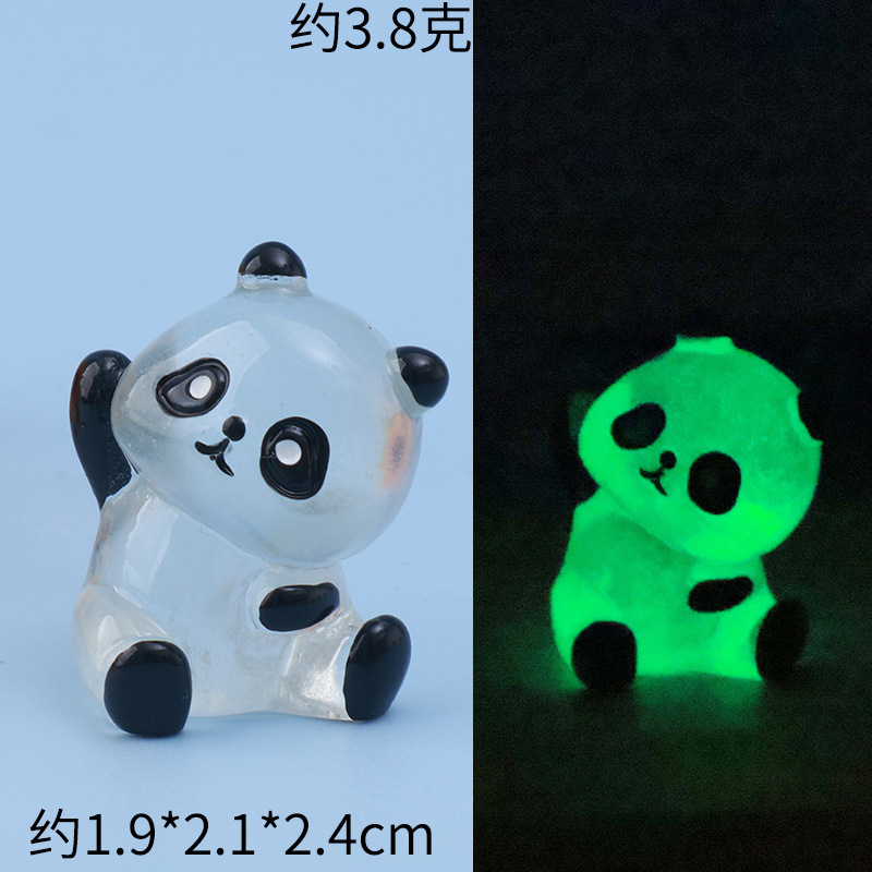 Panda rojo translúcido que brilla en la oscuridad bailando.