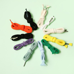 Cordones planos de poliéster de nuevo diseño personalizados, cordones de zapatos con puntas de plástico, cordones de zapatos y cuerda trenzada elástica con puntas de silicona - Product Image 2