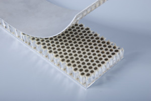 Foglio di pannello composito a nido d'ape in alluminio fonoassorbente utilizzato per il rivestimento della parete e la decorazione dell'edificio - Product Image 4