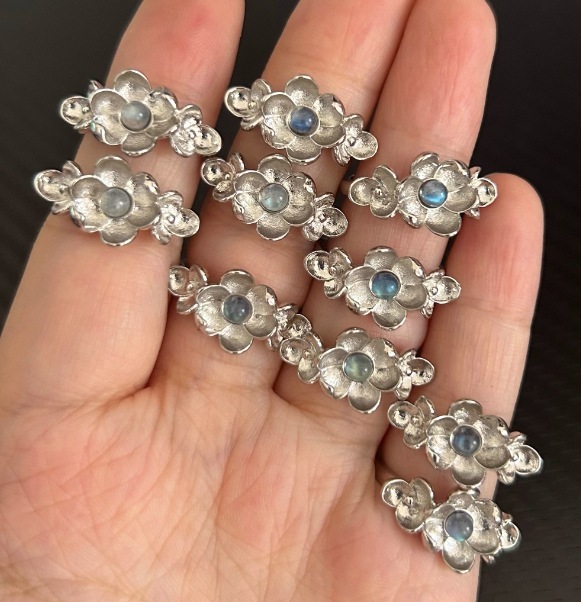 Anillo abierto camelia luz de luna gris
