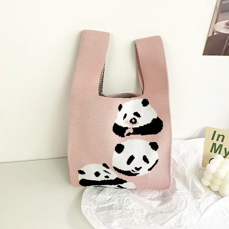Trois pandas roses