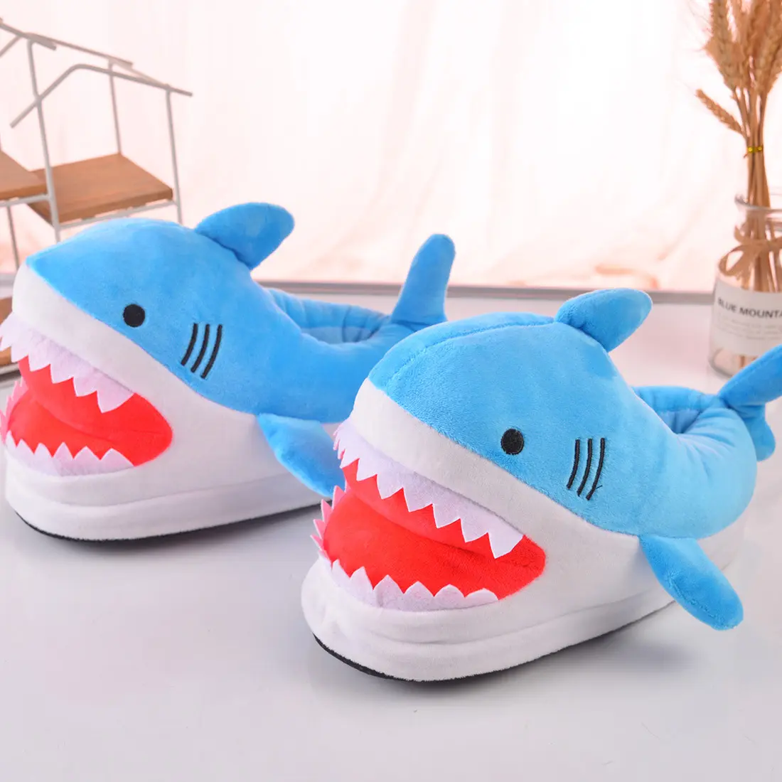 Zapatillas de casa de animales de peluche para mujer, zapatos de invierno con tiburón