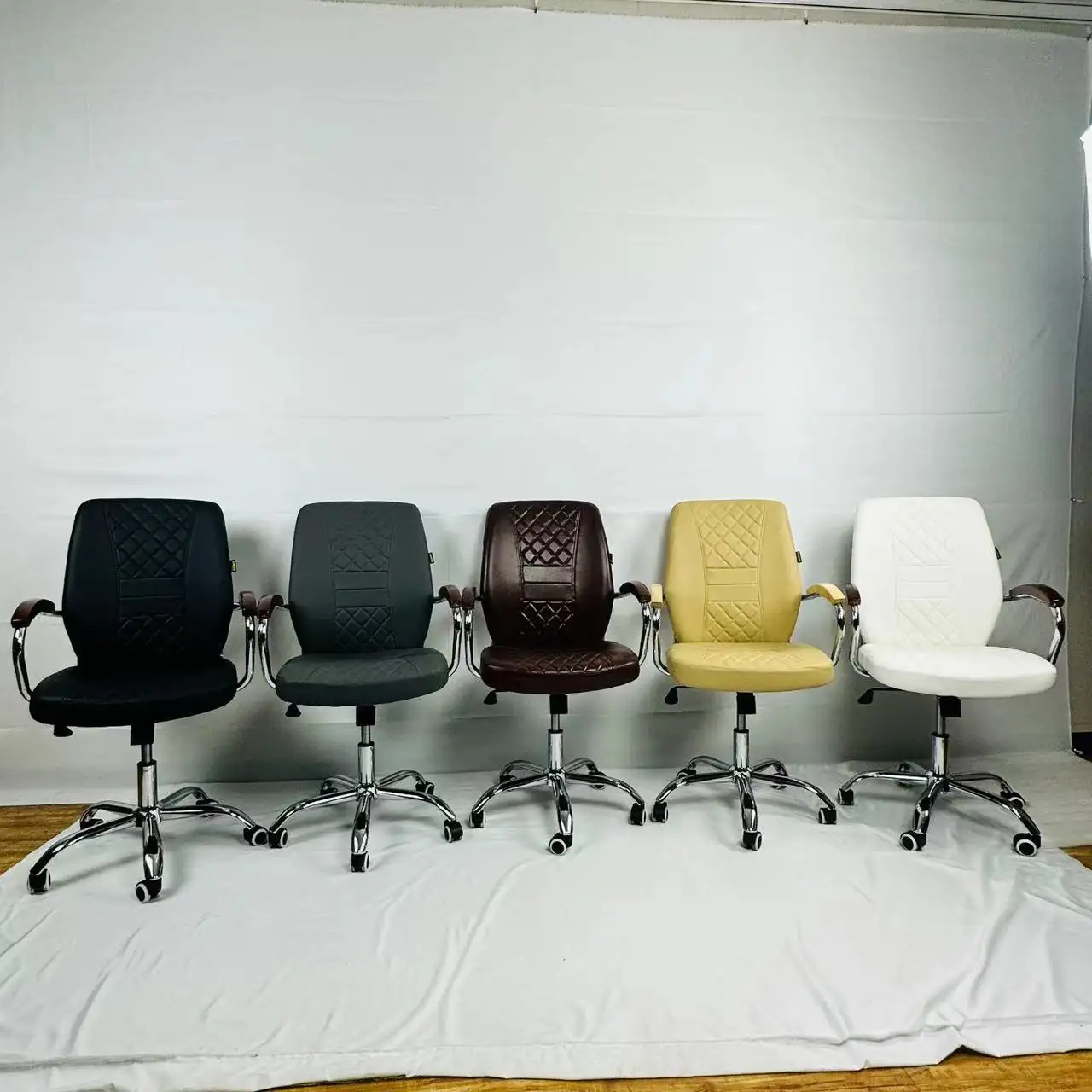 Personalizable Manual ajustable respaldo giratorio de cuero suave jefe silla de oficina familia e-sports juego silla barata silla giratoria