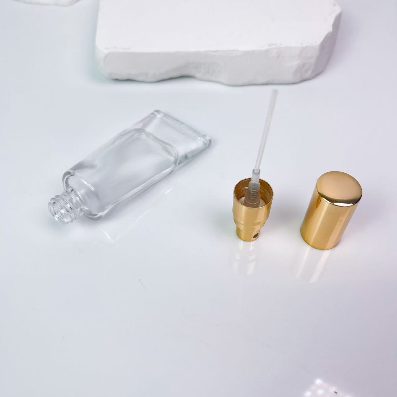 Bouteille transparente + vaporisateur et couvercle dorés