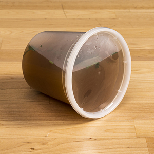 Tiya Factory 24oz Contenedores de alimentos de plástico desechables a prueba de fugas con tapas Contenedores de alimentos delicatessen de PP transparentes apilables - Product Image 2