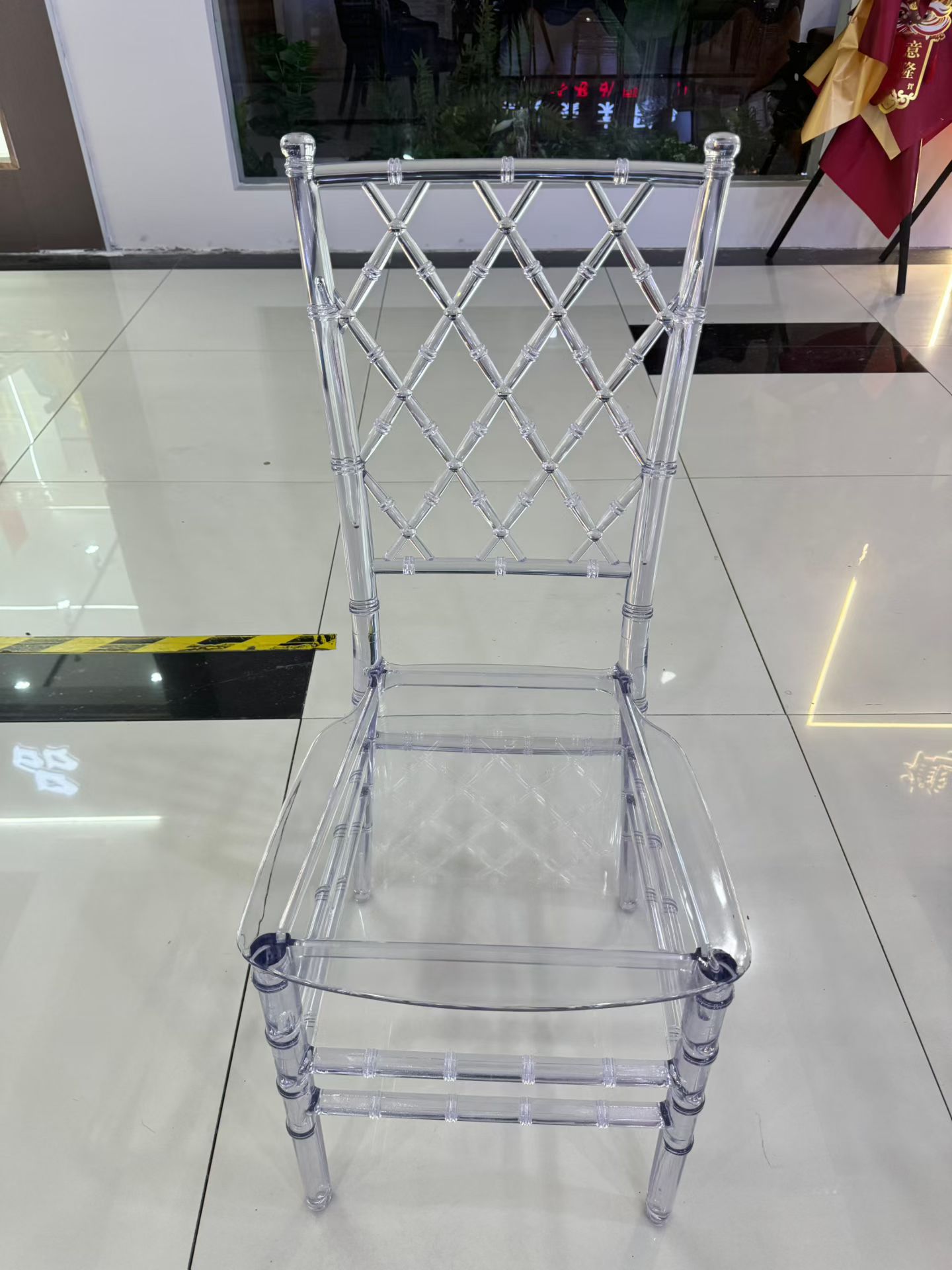 Chaise à dossier en maille