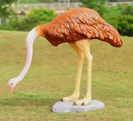 Escultura de avestruz em tamanho real em fibra de vidro para parque de safári personalizada de fábrica