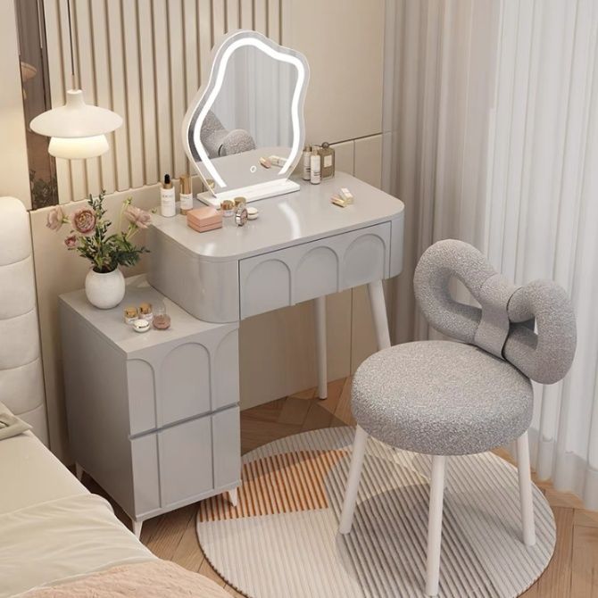 Table et meuble gris 80 cm avec chaise en forme d'agneau.