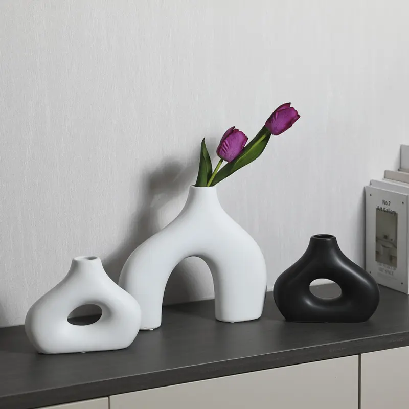 Redeco แจกันเซรามิกนอร์ดิกสำหรับตกแต่งโรงแรมบ้านสำนักงานสำหรับตกแต่งดอกไม้แห้งศิลปะแจกันสีดำสีขาว