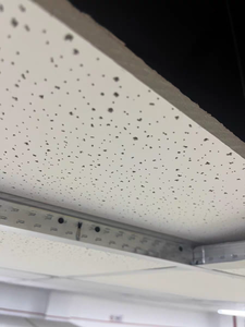 Rejilla de techo de oficina de diseño moderno con características de absorción de sonido ignífugas a prueba de humedad, baldosas cuadradas de lana de roca - Product Image 5