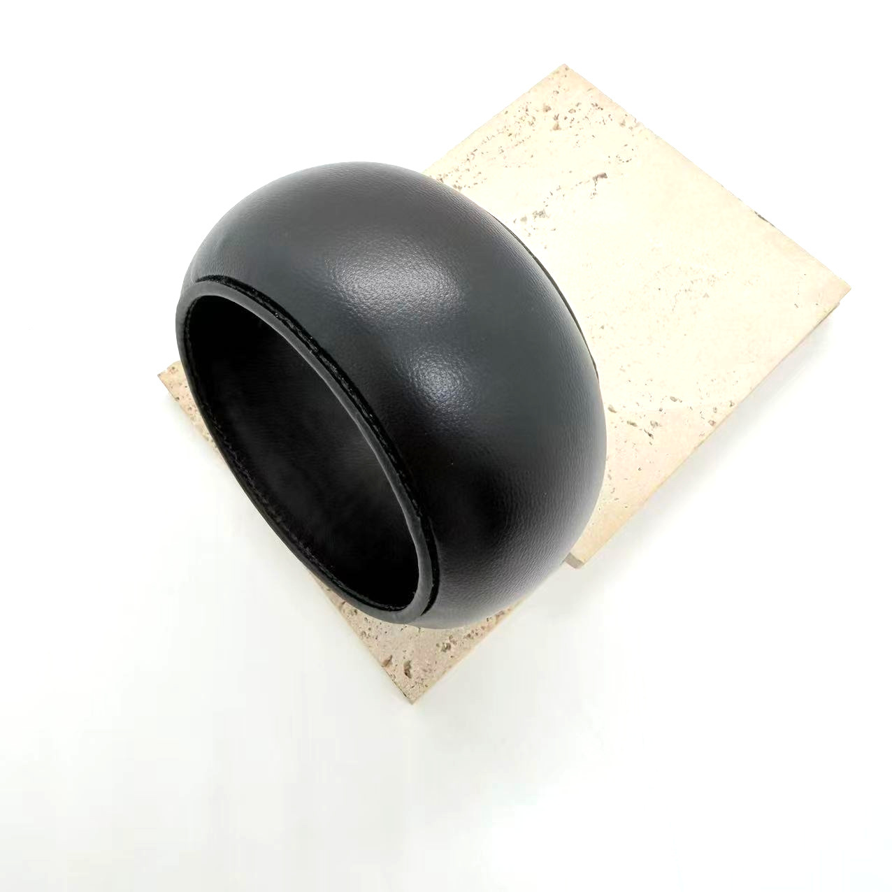 Large bracelet en cuir noir