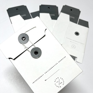Benutzer definierte kostenlose Muster größe weißen Karton Papier Verpackungs umschlag mit Logo-Knopf und Schnur verschluss - Product Image 1
