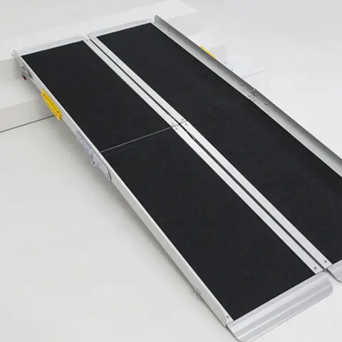 व्यावहारिक foldable एल्यूमीनियम व्हीलचेयर रैंप व्हीलचेयर सीढ़ी रैंप बस व्हीलचेयर रैंप के लिए बिक्री