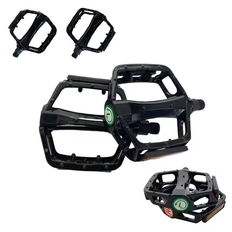 แป้นเหยียบสีดำสองอัน