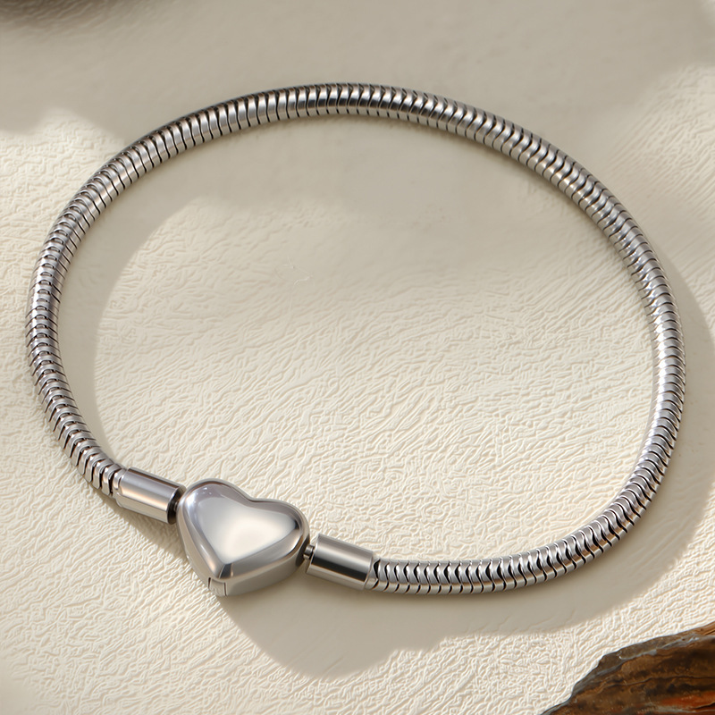 Bracciale apribile Pandora in argento a forma di cuore