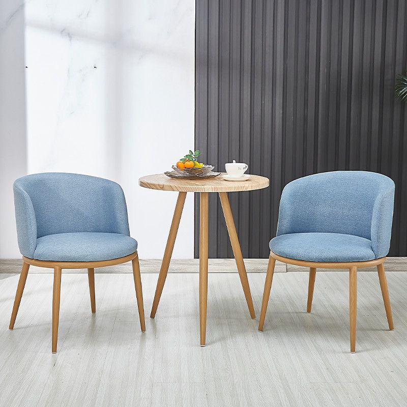 Une table bleu clair et deux chaises