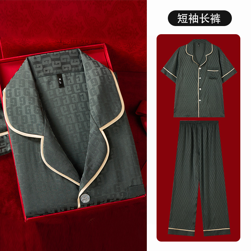 Ensemble haut à manches courtes et pantalon vert foncé en jacquard à gros losanges.