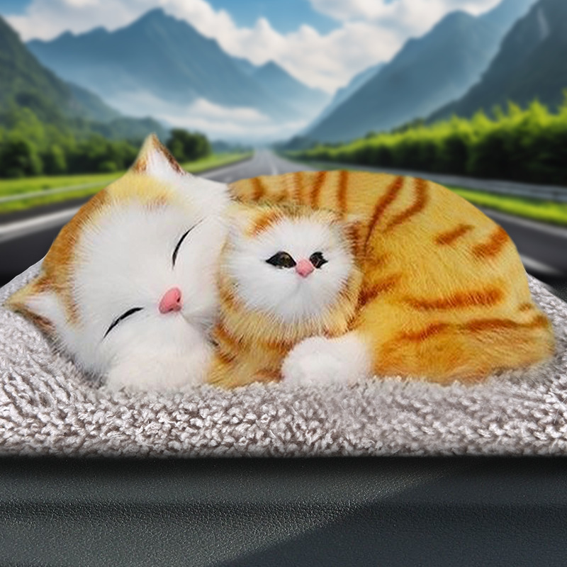 Chaton orange accroupi, miaulant doucement.