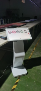 21,5-Zoll-Stand-Satisfaktions-Gerätetaste mit mehrsprachiger thailändischer deutscher Echtzeit-Kundenfeedback-Software - Product Image 5