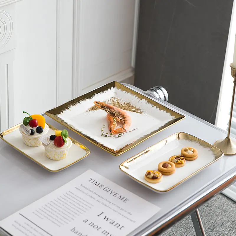 Set di stoviglie bianche di lusso di vendita calde porcellana stoviglie in ceramica di lusso Hotel piatti dorati quadrati ristorante