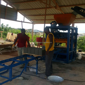 Piccolo qt4-24 che fa la macchina per costruzioni di cemento lavori di costruzione ad incastro macchina per mattoni in Sud africa