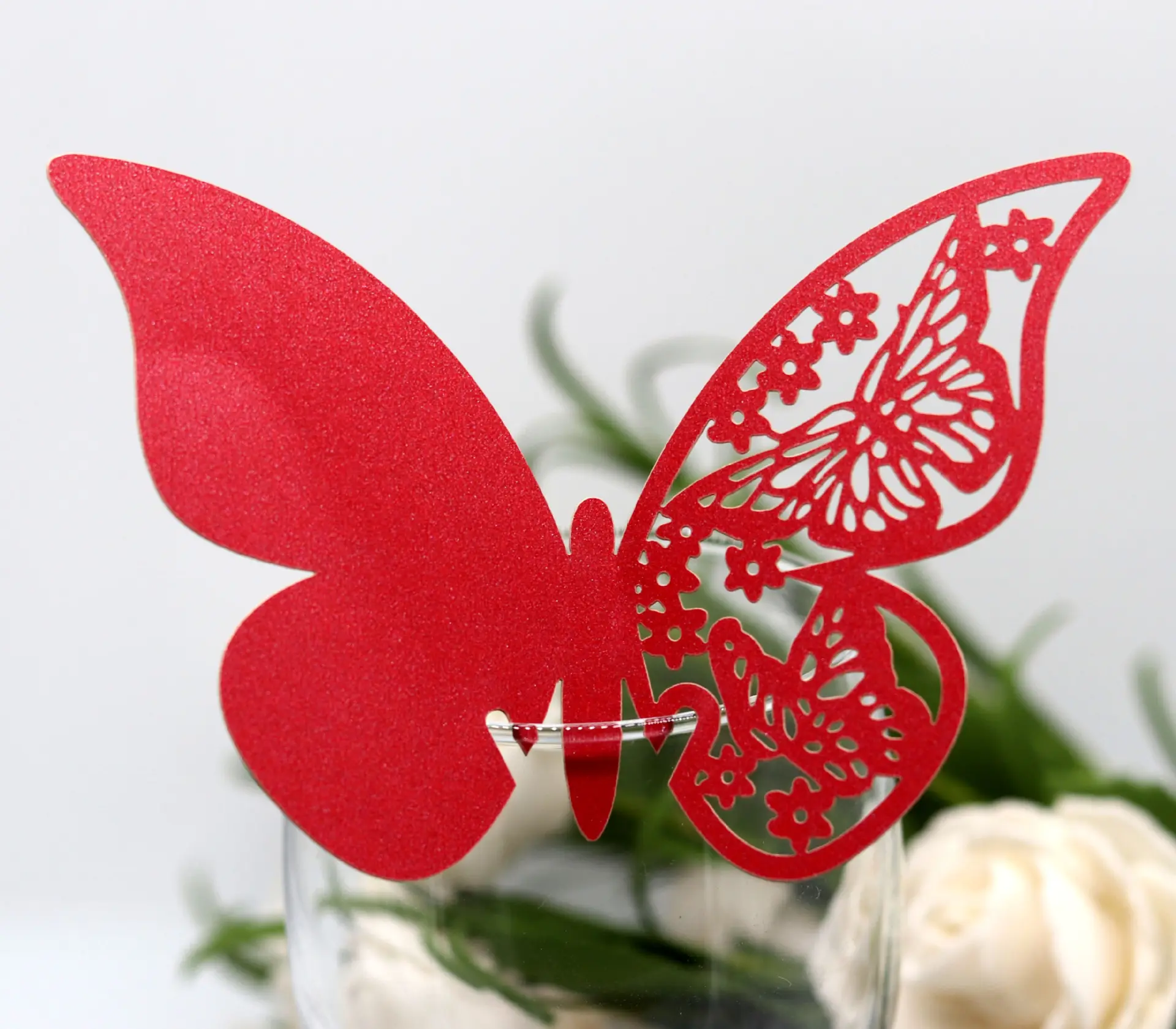 Tarjeta de papel cortada con láser de mariposa para copa de vino, tarjetero para decoración de mesa de boda