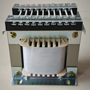 Transformador de aislamiento en línea UPS de 3KVA con entrada monofásica de 220V y salida de 110V 415L415V - Product Image 1