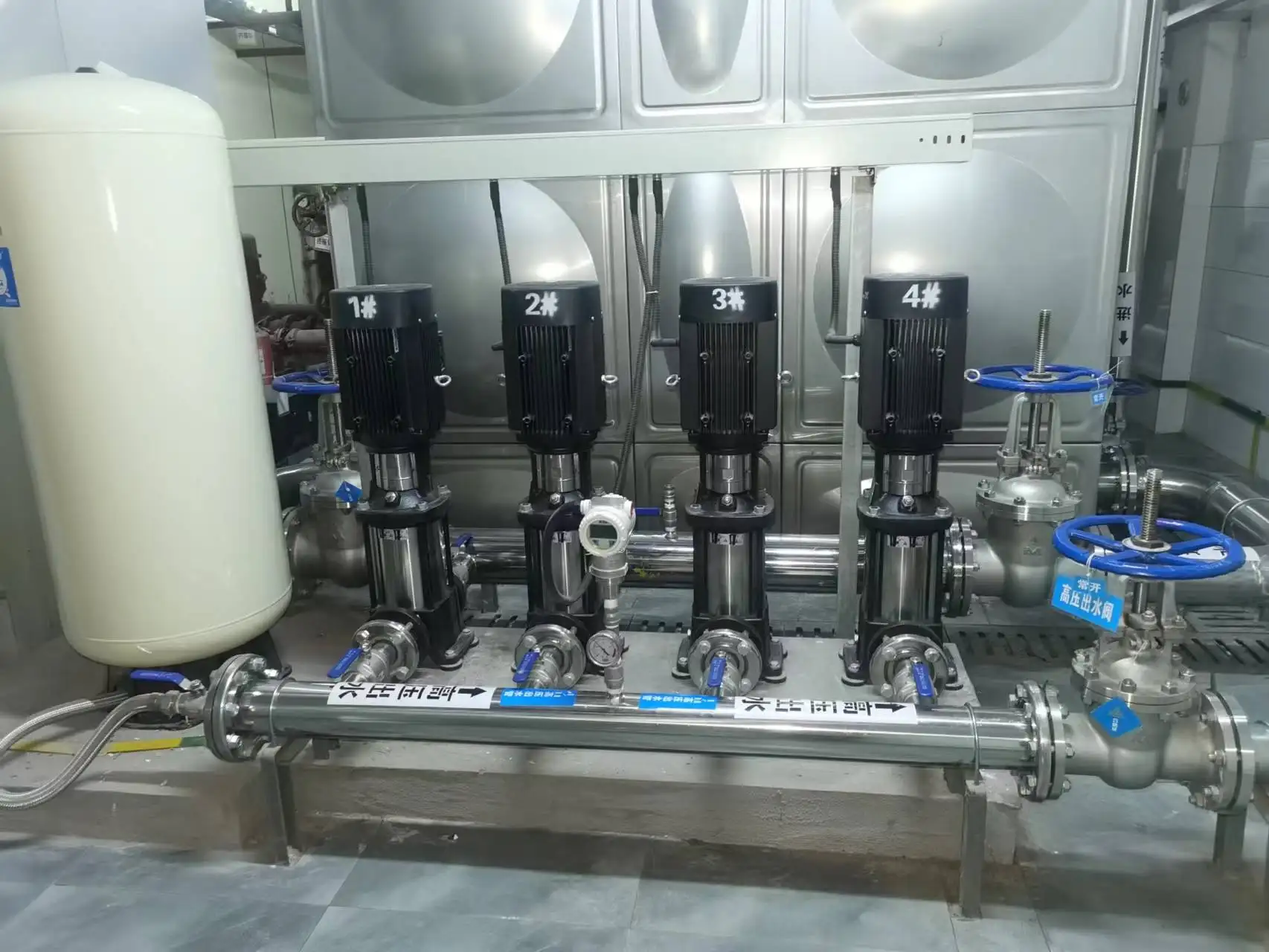 Tangki sistem pompa pendorong air konstan sentrifugal multi tahap tekanan tinggi baja tahan karat tipe ringan kualitas bagus