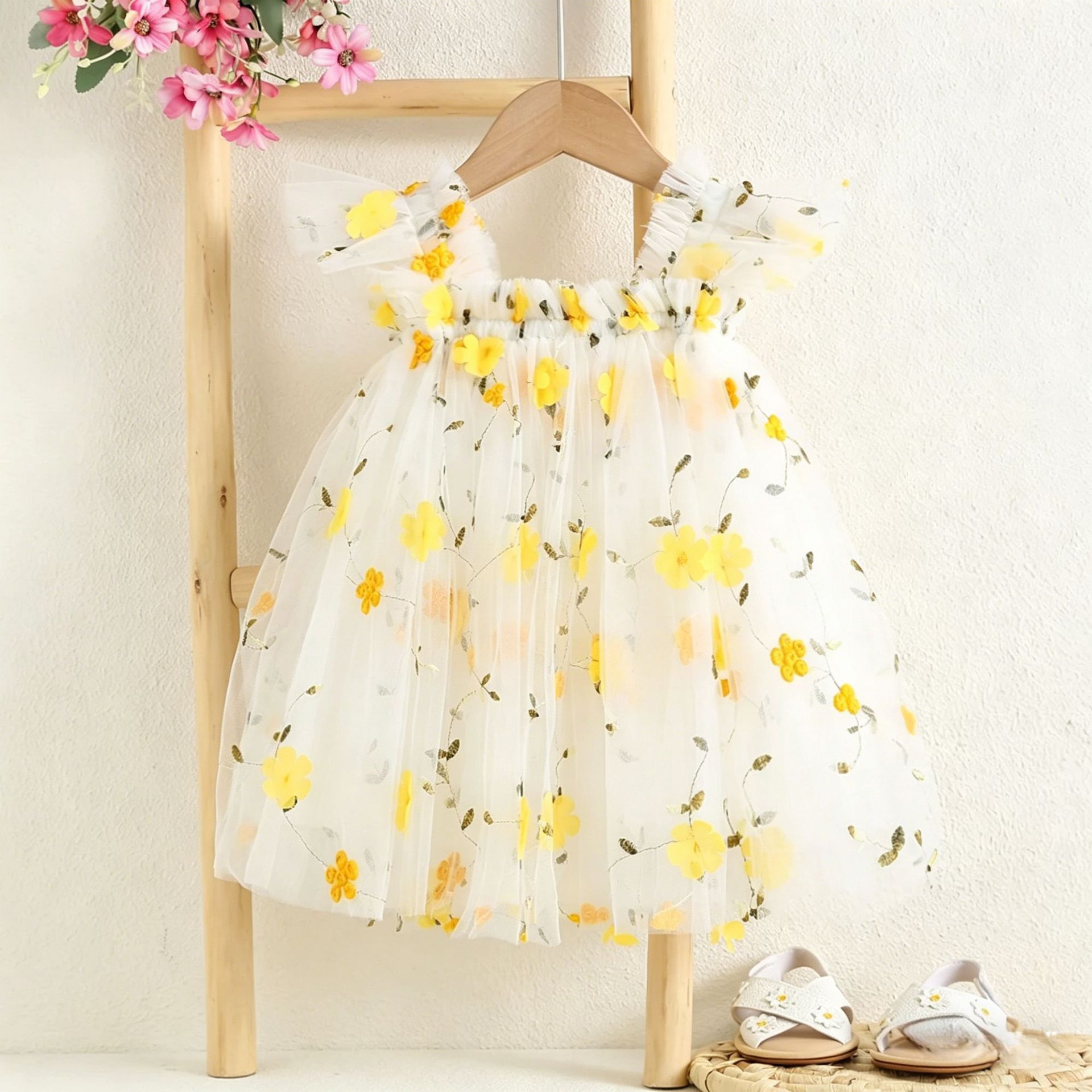 Flor pequeña con parche blanco y amarillo